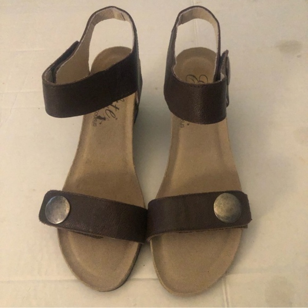 Elite by Corkys NWOB Brown Women’s Leather Wedge Sandals Size 9